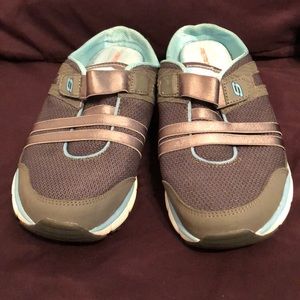 Slip on memory foam sketchers